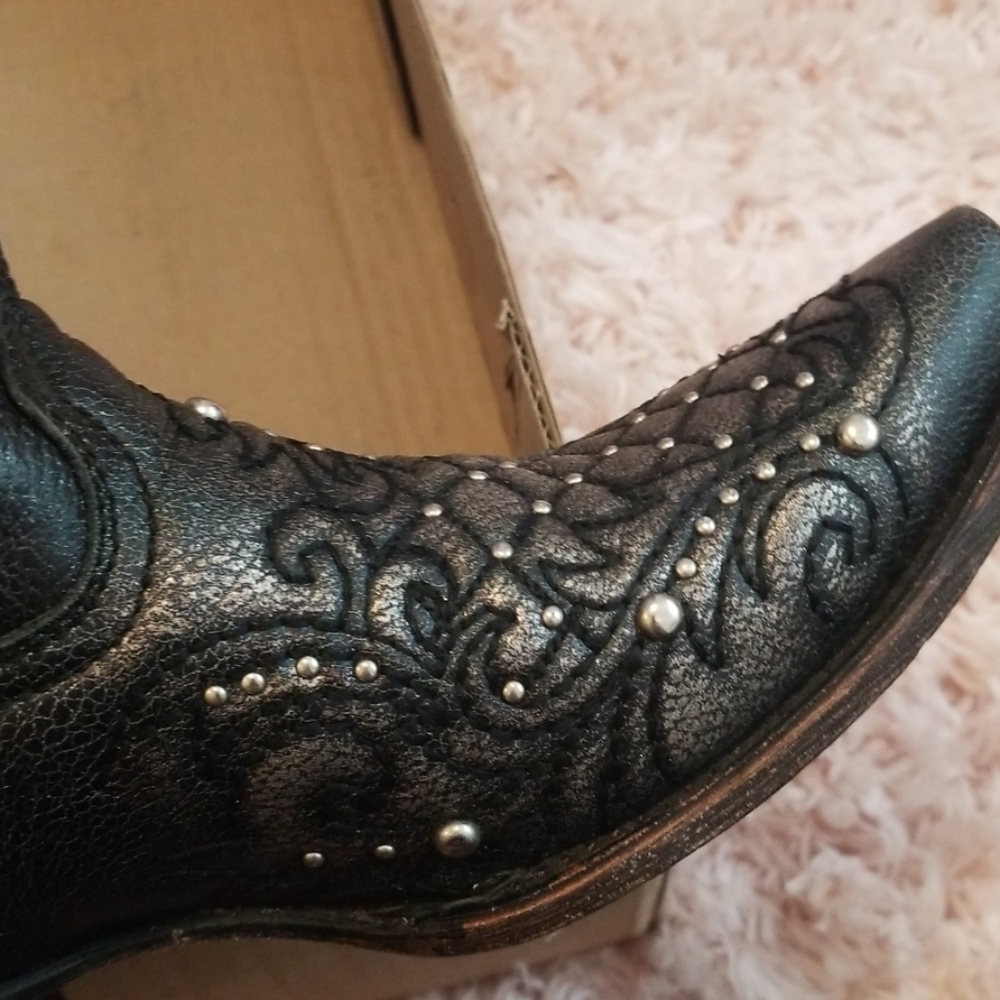 Ld metallic black with lace Corral boots